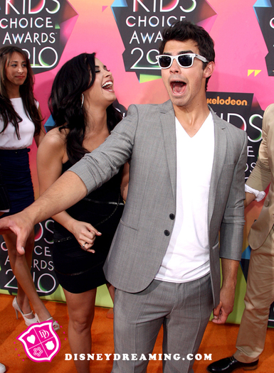 Demi-Lovato-Joe-Jonas-Nickelodeon-Kids-Choice-Awards-Laughing - Demi Lovato Attends 2010 Kids Choice Awards