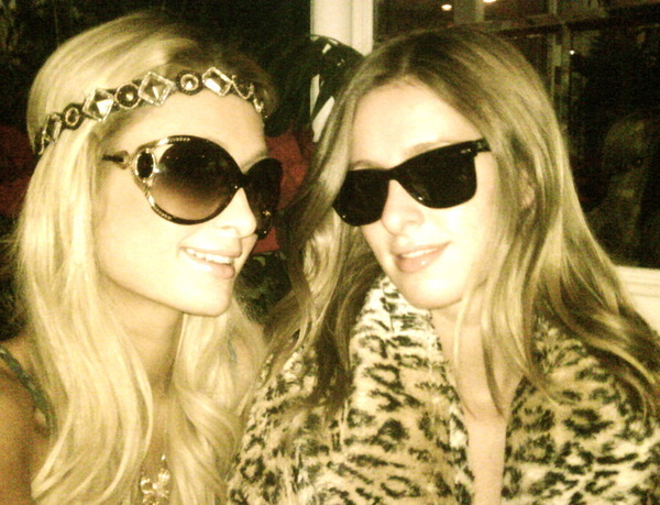 Chilling with my sis @NickyHilton at The Beverly Hills Hotel :)