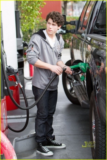normal_nick-jonas-gas-station-22 - nick-gas station-i love these photos
