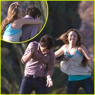 miley-cyrus-nick-jonas-hug