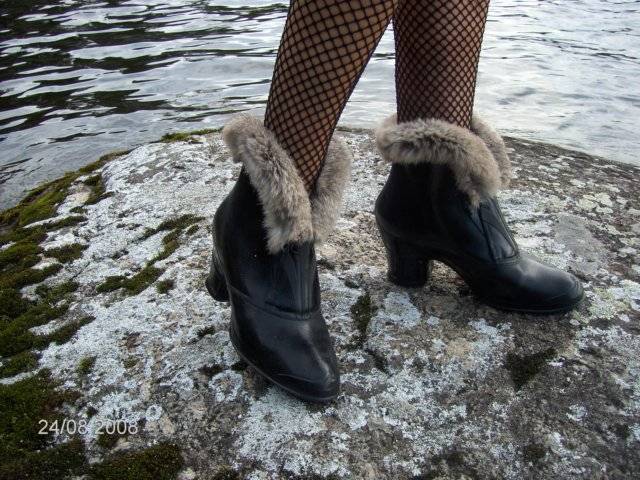 Para (Nokia) black, fur collar overshoes - Womens and Mens old overshoes