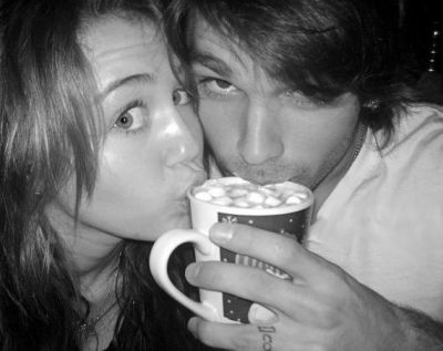 Miley Cyrus - With Justin 2009 (22)