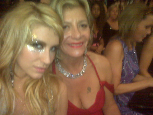 Me n mom at le grammyzz! - I dont care what people say