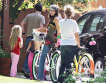 24866540_DTQFVPBGF - x Emily si Miley cu bicicleta