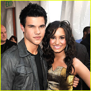 taylor-lautner-demi-lovato-2009-kids-choice-awards - Demi Lovato Attends 2009 Kids Choice Awards