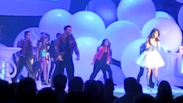 SELENA GOMEZ Performs Live with BELLA. ZENDAYA and Entire SHAKE IT UP Cast! 136