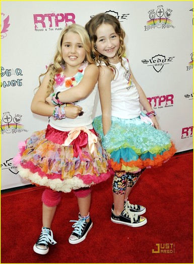 noah-cyrus-emily-grace-lollipops-01 - my sister Noah Cyrus