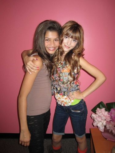 normal_shake-it-up-first-episode-filming-bella-thorne-and-zendaya-500x668