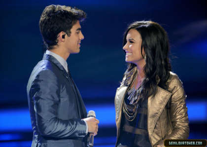 Demi-At-American-Idol-Elimantion-Show-demi-lovato-11081319-399-283 - demi lovato at american idol