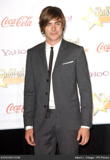 zac-efron-2009-showest-closing-ceremony-room-0GmTpn