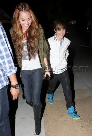 105ozsw - justin bieber and miley cyrus 11-05-2010