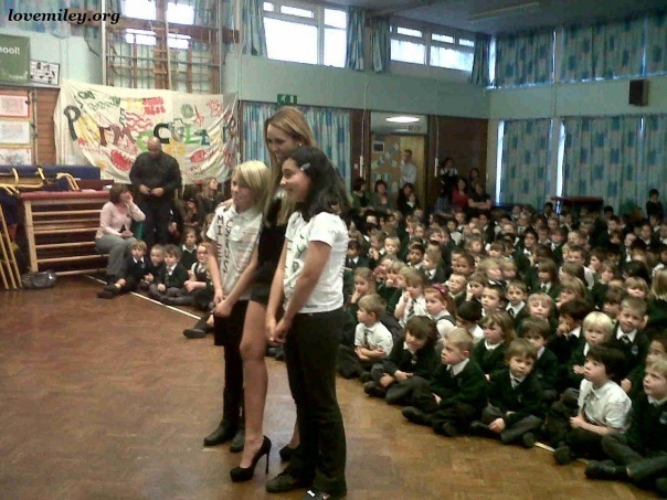 Miley-at-a-primary-school-in-the-UK-09-11-miley-cyrus-16837055-604-453