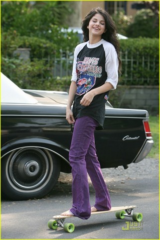 selena-gomez-sick-skateboarder-06