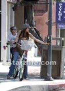 24866541_JZKFRJKRN - x Emily si Miley cu bicicleta