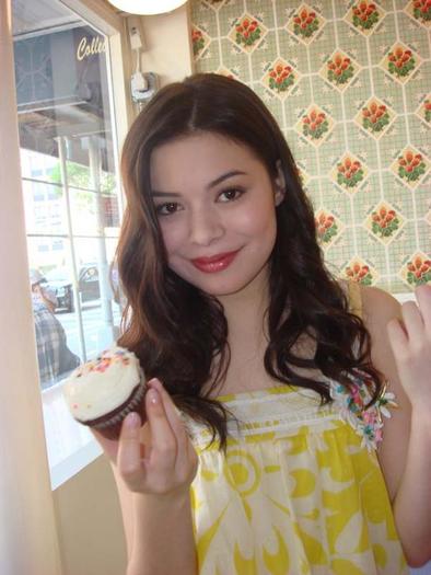 Miranda_Cosgrove_CupCakes_by_FreakboyInc41