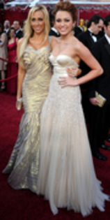 11918336_WZMIEDUGG - x miley oscar 2010