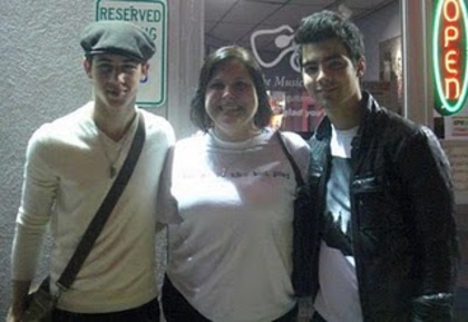 Jonas Brothers northpark shoppers (3) - Jonas Brothers northpark shoppers