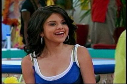 selena gomez in the suite life on deck (1)