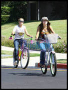 24866542_RIVFOPMSQ - x Emily si Miley cu bicicleta