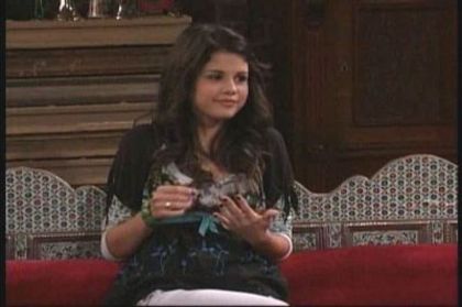 2-01-Smarty-Pants-Screencap-selena-gomez-7389491-400-266