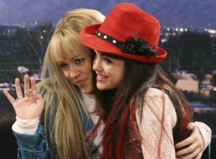 hannah-and-micayla-miley-cyrus-vs-selena-gomez-2563885-400-294