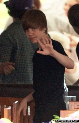 Justin Bieber Out for Lunch in Sydney