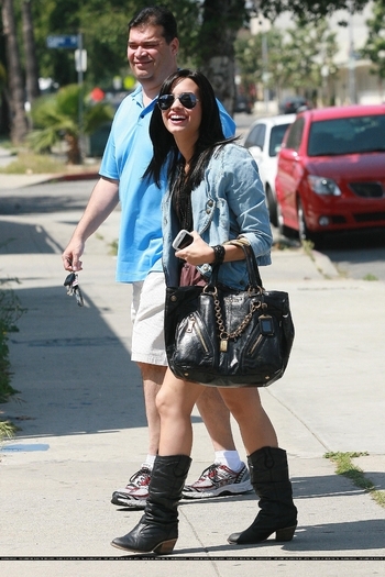 17559875_HSSGYKKMO - Arriving to a recording studio in North Hollywood