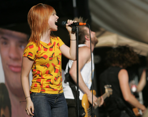 hayley-williams-dallas-warped-tour--large-msg-121546800161