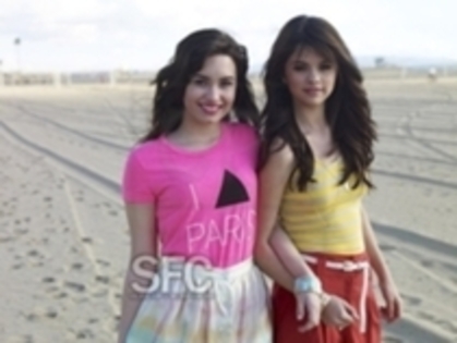 13693235_RHJVNSUHM - Selena and Demi