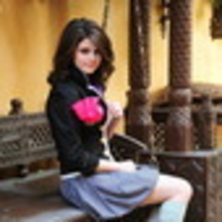 selena-gomez-692918l-thumbnail_gallery - sele