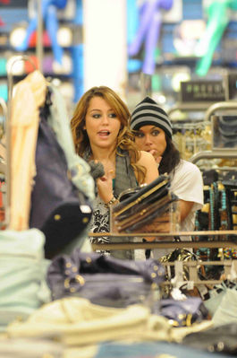  - Shopping at TopShop in London- 14th February 2009