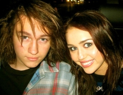 Miley Cyrus - With her Family 2010 (11)