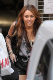 15792229_ASFCXPREL - Miley at Britains Got Talen Studios 03-06-2010 new picture