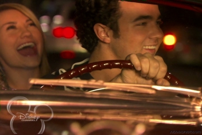 -LA-Baby-screens-the-jonas-brothers-12100882-720-480