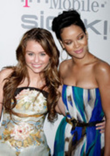 15823414_VWTWWHUGL - miley cyrus 2009 GRAMMY Salute To Industry Icons - Arrivals