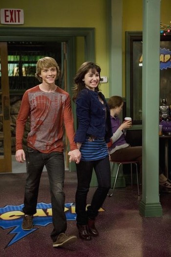sterling-knight-e-demi-lovato-nell-episodio-sonny-with-a-chance-of-dating-di-sonny-tra-le-stelle-116 - demi lovato and sterling knight