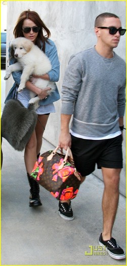 Miley-Out-in-LA-miley-cyrus-10075237-585-1222