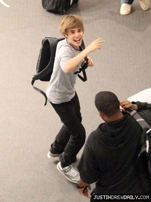 ~ ~ 3 ~ ~ - Justin Bieber Leaving New Zealand