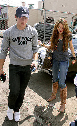 0360e01e138b84a1_miley-cyrus-jonas-4119-20.xxlarge[1]