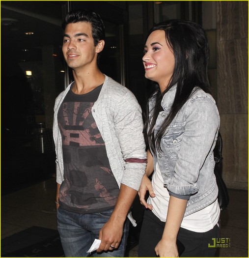 9vghug - Demi Lovato and Joe Jonas