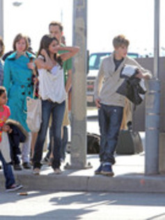 31454153_QRINALPNQ - X Selena Gomez and Justin Bieber at the Santa Monica Pier