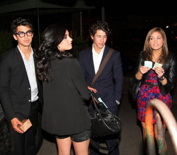 JONAS-BROTHERS-ON-A-DOUBLE-DATE-the-jonas-brothers-13656966-660-577