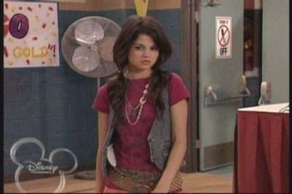 2-01-Smarty-Pants-Screencap-selena-gomez-7388769-400-266