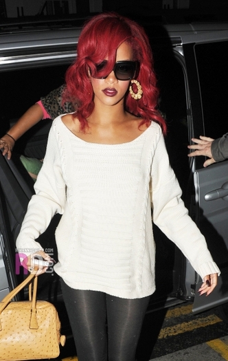 normal_009 (2) - x - Rihanna - x