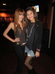 30611819_LWSFBOPYI - bella and zendaya