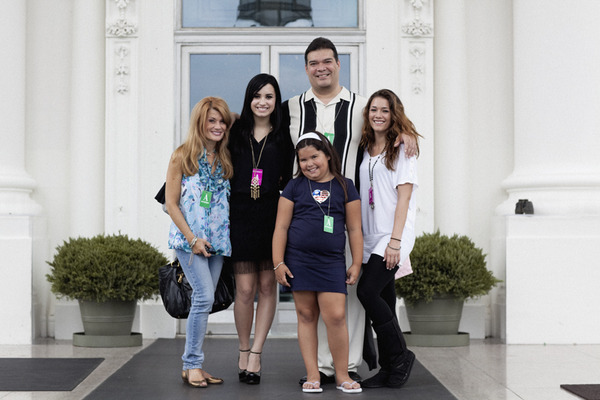 The front doors of the White House!! Aww.. family picture.. Photo by dirkmai