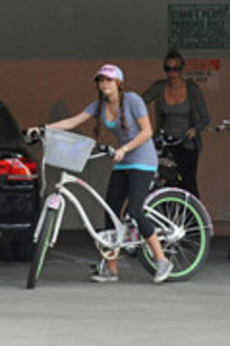15823765_UYBVYUTXV - Miley Cyrus on a Bicycle