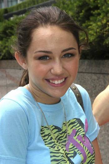 miley-cyrus_com-nyc2007jun19-manhattan-hotel-a013