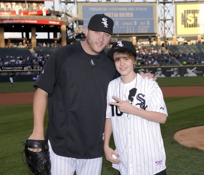 Justin Bieber throws out a ceremonial first pitch (1)