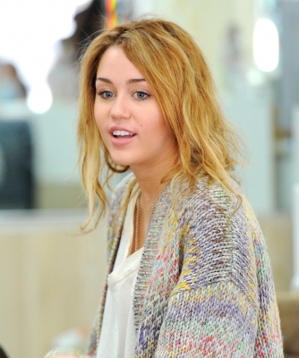 At a salon in Toluca Lake [26th November] - 0 - Some Photos - 0